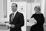 Голосуют председатель правительства Дмитрий Медведев с супругой&#160;(фото: Екатерина Штукина/ТАСС)