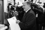 Голосует лидер КПРФ Геннадий Зюганов&#160;(фото: Алексей Дружинин/ТАСС)