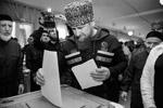Временно исполняющий обязанности главы Чечни Рамзан Кадыров на одном из избирательных участков в своем родовом селе Центарой&#160;(фото:  Елена Афонина/ТАСС)