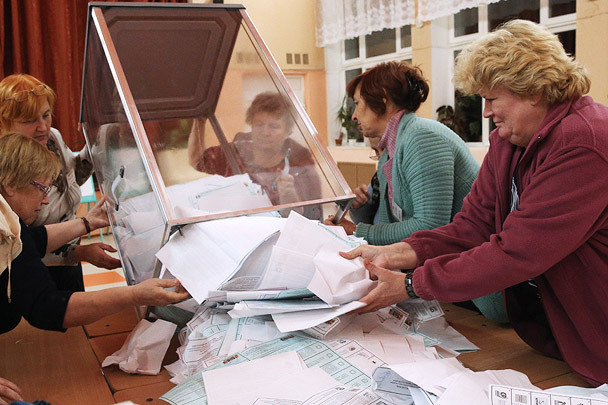 Члены избирательной комиссии во время подсчета голосов после окончания выборов в единый день голосования