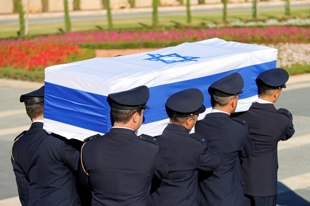 Тело девятого президента Израиля, лауреата Нобелевской премии мира Шимона Переса было предано земле на Аллее национальных лидеров на мемориальном кладбище Израиля на Горе Герцля в Иерусалиме