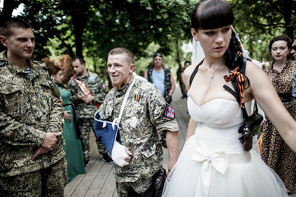Арсений Павлов и его супруга Елена после бракосочетания в ЗАГСе Донецка