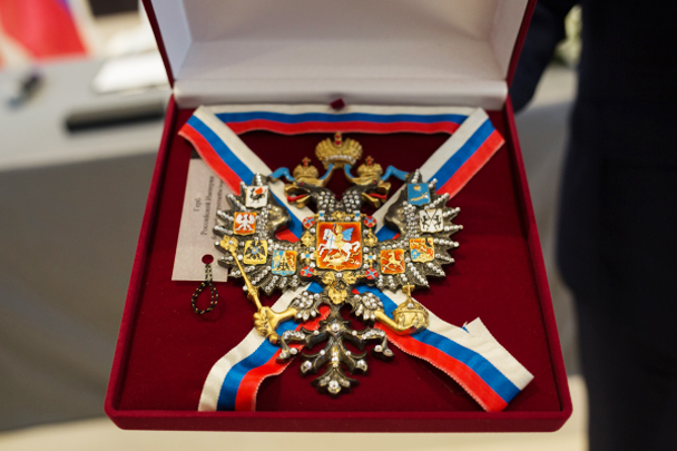Во время церемонии открытия центра российские представители передали центру почетные знаки, в том числе и российский герб