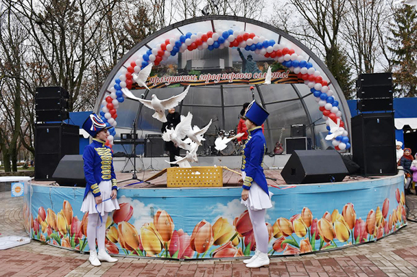 В Белгородской области в честь праздника выпустили белых голубей мира