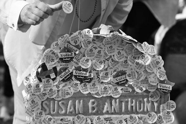 Наклейками «Я сегодня прогосовал», которые выдавались каждому пришедшему на избирательные участки, «украсили» могилу Сьюзан Энтони – активистки движения за права женщин начала XX века