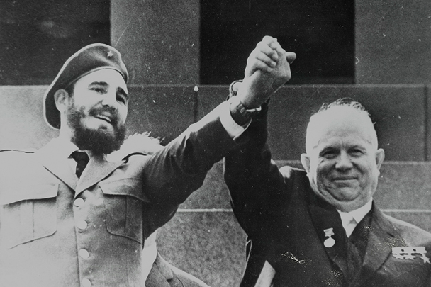 Фидель Кастро и Никита Хрущев во время парада