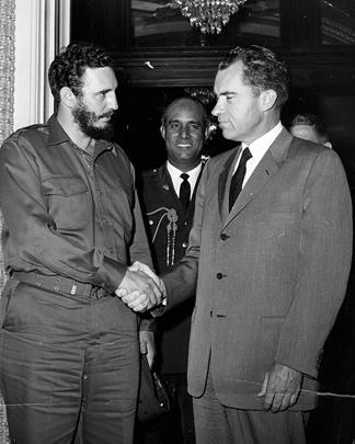 Фидель Кастро знакомится с американским вице-президентом Ричардом Никсоном в Вашингтоне