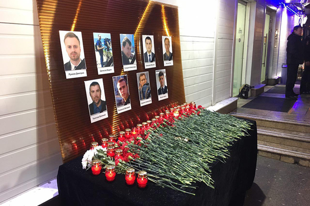 Москвичи принесли цветы к телецентру «Останкино» в память о погибших журналистах Первого канала, НТВ и «Звезды»