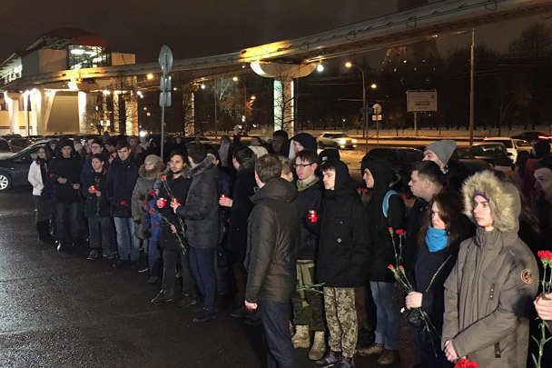 Люди пришли к телецентру «Останкино» в знак скорби о погибших на борту Ту-154