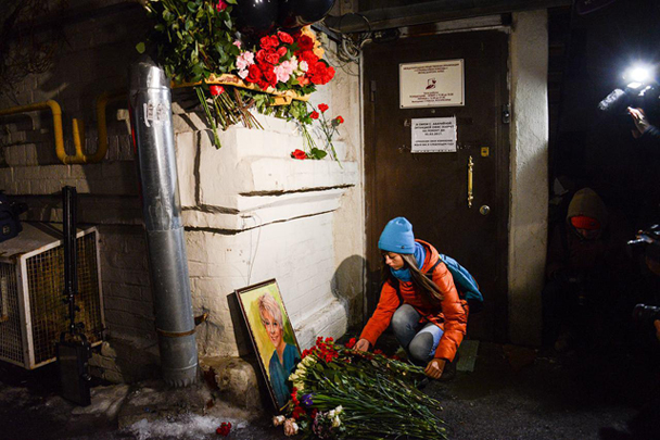 Много цветов было возле фонда «Справедливая помощь» в центре Москвы, где работала Доктор Лиза