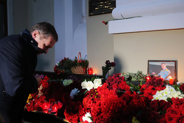 Весь день люди несут цветы к зданию хора имени Александрова в Москве. Несмотря на то, что коллектив понес огромную утрату, хор продолжит свою работу