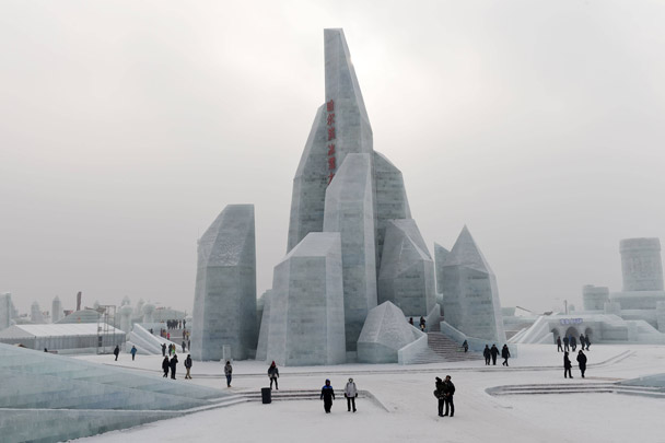 Парк «Мир льда и снега» – грандиозный китайский ледяной городок, на создание великолепных строений в котором ушло 330 тысяч кубических метров льда и снега