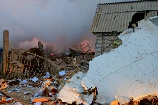 В результате крушения самолета как минимум 32 одноэтажных жилых дома были повреждены или разрушены