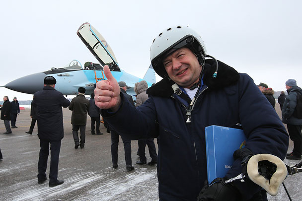 Летчик-испытатель Михаил Беляев во время презентации МиГ - 35