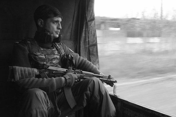 Командир подразделения «Сомали» после боев осматривает взятую под контроль территорию донецкого аэропорта