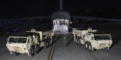 Соединенные Штаты приняли решение ускорить развертывание системы ПРО THAAD в Южной Корее, первоначально запланированное на лето 2017 года. 6 марта южнокорейское агентство «Ренхап» сообщило: части систем THAAD прибыли на самолете С-17 на военную базу в Осане. Среди грузов были также две пусковые установки. Ожидается, что работы по развертыванию систем будут полностью завершены в течение одного-двух месяцев.<br>Ускорение развертывания элементов американской ПРО связывают с общим обострением ситуации в Восточной Азии: новыми угрозами КНДР (и в том числе обострением отношений Северной Кореи и Малайзии после убийства Ким Чен Нама – брата лидера Северной Кореи Ким Чен Ына) и ухудшением отношений Южной Кореи и Китая