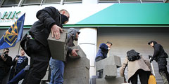 Члены нацбатальона «Азов» заблокировали вход в отделение Сбербанка в Киеве, построив стену из бетонных блоков. Активисты «Азова» называют «стену перед российским банком первым шагом к построению границы с Россией»