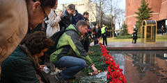 Вечер памяти погибших в теракте в петербургском метро прошел на Манежной площади столицы. По данным полиции, на него пришли не менее чем 50 тыс. человек