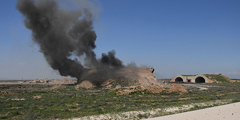 США нанесли массированный авиаудар по базе Шайрат в провинции Хомс. В результате, по данным сирийского командования, погибли не менее десяти человек. Власти сообщают о жертвах среди мирного населения. Практически вся инфраструктура базы уничтожена
