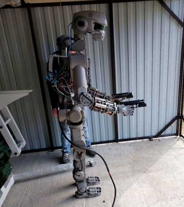 Новейшего робота на платформе F.E.D.O.R., который умеет стрелять с двух рук, показали в России. В данный момент разработчики учат андроида принимать решения и отрабатывают его мелкую моторику