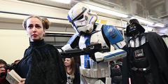 Флешмоб, посвященный «Звездным войнам», состоялся в московском метро. Его участники оделись в костюмы героев знаменитой саги и спустились в столичную подземку