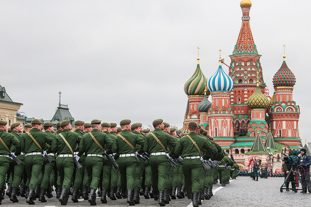 Военнослужащие на Красной площади во время парада