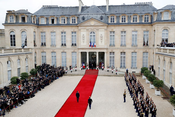 Утром в воскресенье Эммануэль Макрон прошел по ковровой дорожке в Елисейский дворец, где был провозглашен новым президентом Франции