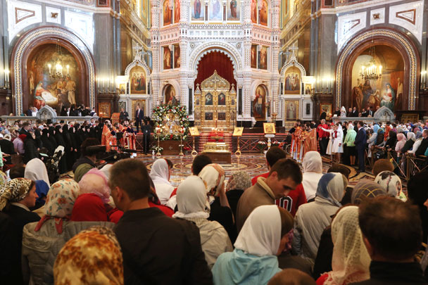 Патриарх Московский и всея Руси Кирилл в понедельник начал совершение праздничной Божественной литургии в храме Христа Спасителя