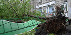 Как минимум восемь человек погибли и десятки пострадали в результате крупнейшего за последние годы урагана, пронесшегося по Москве. Ветер вырывал с корнем деревья, сносил крыши, рвал рекламные конструкции и опрокидывал мусорные контейнеры
