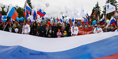 Миллионы людей приняли участие в праздновании Дня России, прошедшего в стране 12 июня. Только в Москве, по данным ГУВД, в массовых мероприятиях в рамках праздника приняли участие два с половиной миллиона человек. На фото – митинг в честь Дня России на площади Ленина в Новосибирске