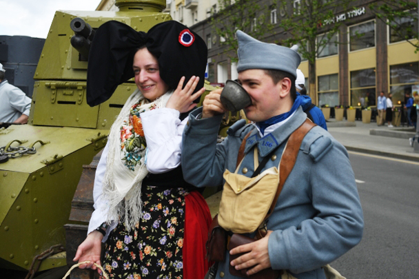 Участники театрализованной постановки «Мобилизация», посвященной началу Великой Отечественной войны, на Тверской улице во время празднования Дня России в Москве