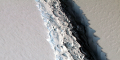 На фото – трещина, показывающая, каким образом от антарктического ледяного панциря откололся гигантский айсберг весом в 1 трлн тонн. Площадь отколовшегося айсберга составляет 6 тыс. кв. километров, что более чем вдвое больше, чем площадь Москвы