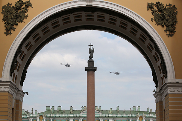 Вертолеты Ми-8 и Ми-17 во время репетиции военно-морского парада в честь Дня ВМФ 