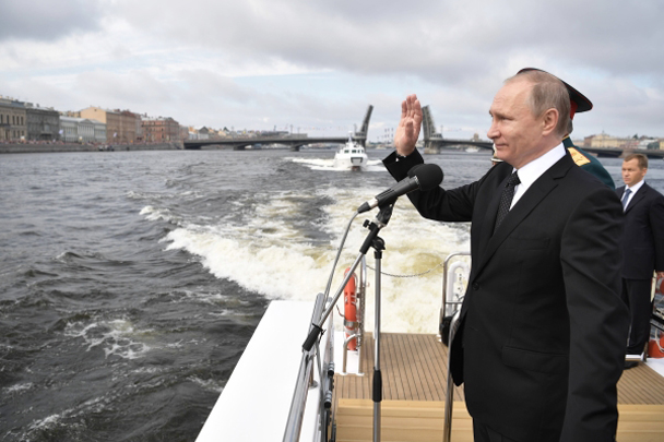 Парад со специального катера принимал президент России