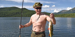 Во время двухдневной поездки в Туву Владимиру Путину удалось выбраться на рыбалку. Президент ловил не только на привычный для себя спиннинг, но и опробовал подводную охоту с гарпуном. В результате в его улове оказалась огромная щука, за которой ему пришлось гоняться два часа