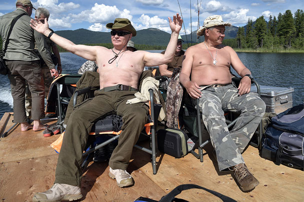 Владимир Путин был на рыбалке не один, а в компании опытных егерей и министра обороны Сергея Шойгу
