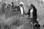 Кандидат в президенты от Республиканской партии Дональд Трамп беседует с Хоуп Хикс на поле для гольфа на побережье графства Абердин в Великобритании. 2016 год&#160;(фото: Carlo Allegri/Reuters)