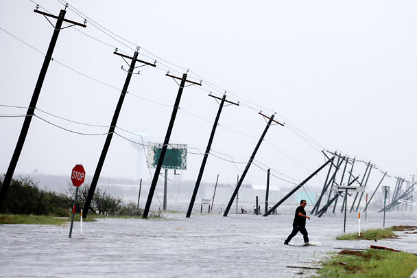 На Техас обрушился ураган «Харви», подтверждена гибель двух человек, десятки жителей штата пропали без вести. «Харви» затронул пять наиболее густонаселенных районов Техаса, по предварительным подсчетам, повреждено 232 тыс. 721 дом. На ликвидацию последствий может потребоваться около 40 млрд долларов