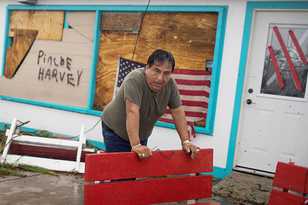 На Техас обрушился ураган «Харви», подтверждена гибель двух человек, десятки жителей штата пропали без вести. «Харви» затронул пять наиболее густонаселенных районов Техаса, по предварительным подсчетам, повреждено 232 тыс. 721 дом. На ликвидацию последствий может потребоваться около 40 млрд долларов