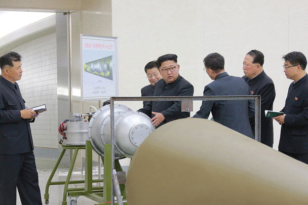 Все компоненты бомбы произведены исключительно в КНДР, подчеркнул в ходе осмотра Ким Чен Ын 