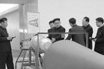 Все компоненты бомбы произведены исключительно в КНДР, подчеркнул в ходе осмотра Ким Чен Ын &#160;(фото: KCNA/Reuters)