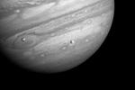 Сделанная «Вояджером» фотография Юпитера и его спутников Ио и Европы&#160;(фото: NASA/JPL)