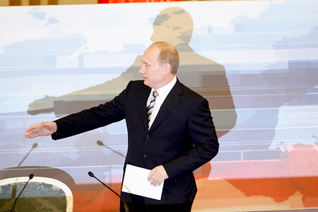 Владимир Путин перед началом пресс-конференции, 2008 год