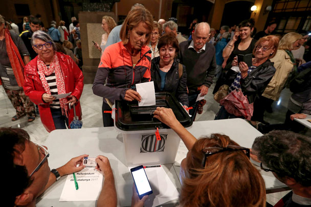 Официально голосование началось в 09.00 (10.00 мск). Власти Каталонии запланировали открыть 2315 избирательных участков, на которых смогут проголосовать 5,3 млн избирателей