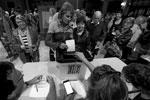 Официально голосование началось в 09.00 (10.00 мск). Власти Каталонии запланировали открыть 2315 избирательных участков, на которых смогут проголосовать 5,3 млн избирателей&#160;(фото: Yves Herman/Reuters)