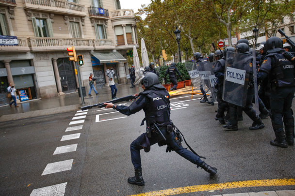 Испанская прокуратура осталась недовольна каталонской полицией и намерена принять меры в связи с тем, что ее представители не стали препятствовать открытию участков для голосования, сообщили местные СМИ