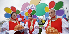В Москве состоялся торжественный парад в честь XIX Всемирного фестиваля молодежи и студентов. Более 35 тыс. молодых россиян и сотни делегатов из разных стран прошли по центральным улицам столицы