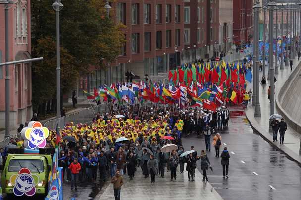 Открыли колонну официальные делегации стран – участниц фестиваля, которые проходили со своими государственными флагами
