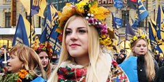 В Киеве в субботу прошел неонацистский «Марш славы героев». Он был приурочен к 75-й годовщине создания Украинской повстанческой армии (УПА), которая несет ответственность за многочисленные военные преступления, в частности за Волынскую резню 1943 года. Этот день официально объявлен Днем защитника Отечества на Украине