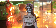 Активистки группы FEMEN, исчезнувшие было из информационного поля, вернулись на Украину. Целью своей очередной акции они избрали «жадность президента Украины». Активистки сожгли плюшевых медведей у фирменного магазина «Рошен» в Киеве